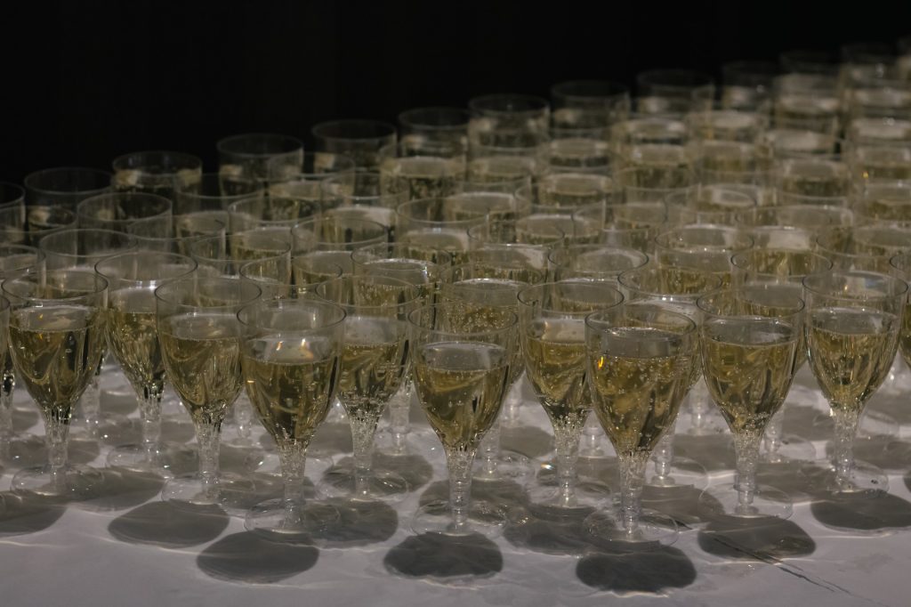 Damenes Aften på Tangvall Arena 2 Noe godt i glasset: publikum fikk alkoholfri velkomstdrink ved ankomst.