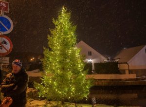 Tenning av julegrana og julemarked på Heimklang 16 Julegrana på Lunde
