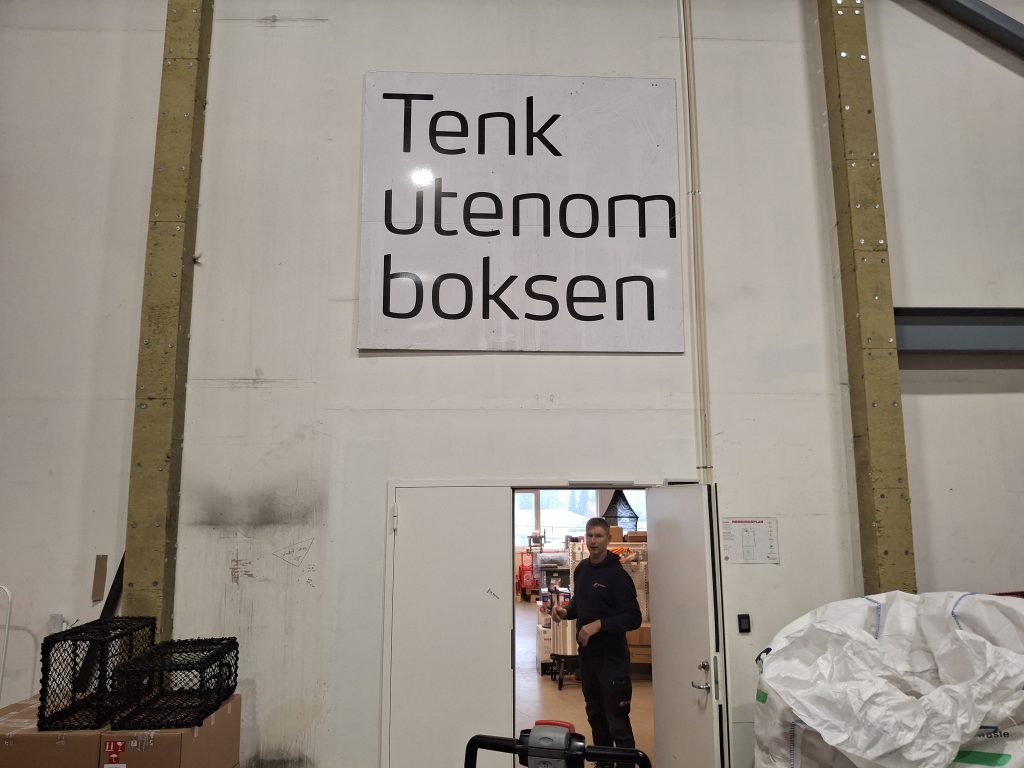 Mye mer enn bare teiner 4 Skilt til ettertanke som henger på veggen i den imponerende lagerhallen.