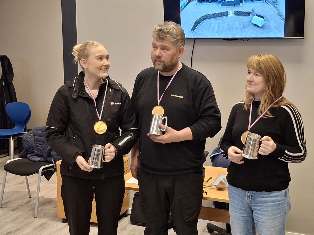 Søgne skytterlag – ikke bare for konkurranseskyttere 2 Beste 20 skudd skyttere 2025 kom alle fra familien Finnestad Lund. Fra venstre Caroline (liggende) Tor Harald (kne) og Mette (stående).