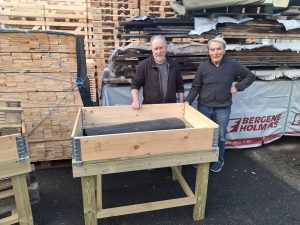 Nyhetsarkiv 1 Arbeidsleder hos Songvaar Vekst Magne Charles Nilsen til venstre og Magne Einarsen er fornøyde med de snilefrie blomsterkassene.