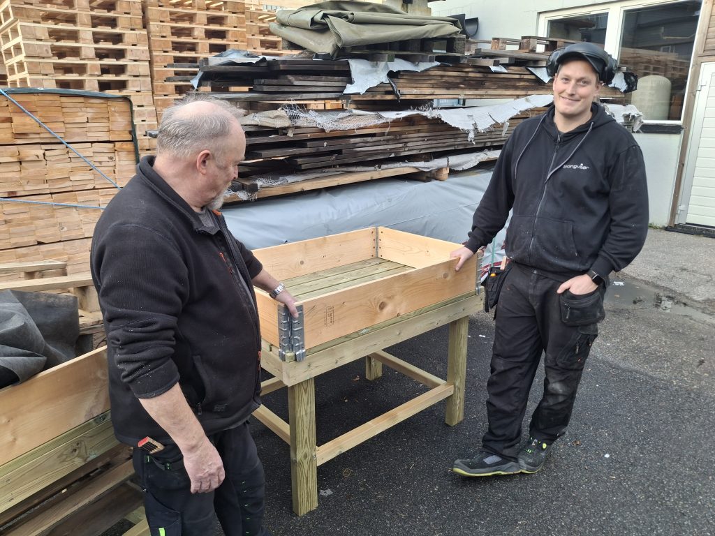 Kjetil Hansen til høyre har stått for produksjonen av prototypen.