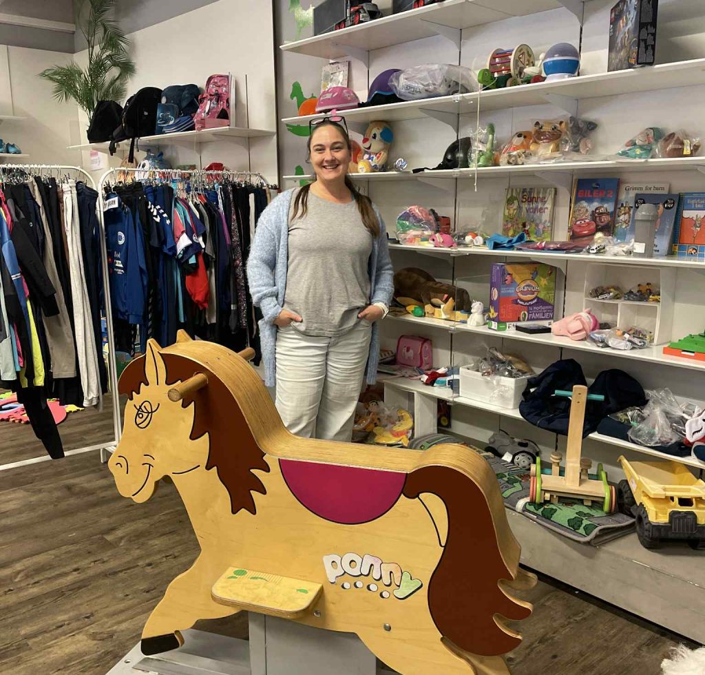 - Her finner du mye gøy i leker for barn, viser Marianne.