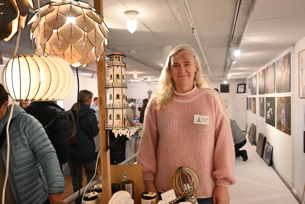 Førjulsmarkedet på Søgne gamle prestegård er kjempepopulært 4 Sandra har laget noen spennende hus, et fyrtårn og også lamper, bygd i tre, som er overskudd fra bedrifter, Stray kjøkken blant annet. Tre og Design heter firmaet.