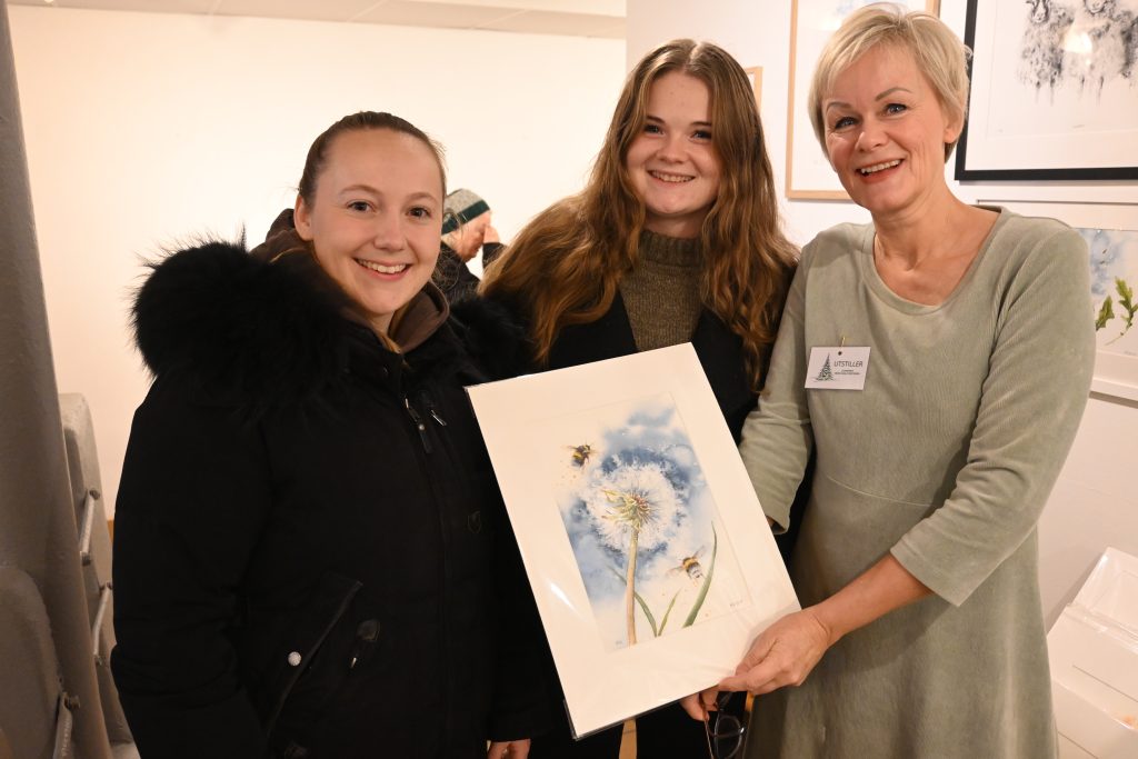 Førjulsmarkedet på Søgne gamle prestegård er kjempepopulært 5 Jenny Repstad kjøper et trykk av Eli. Hun er sammen med venninnen Emma Grey.