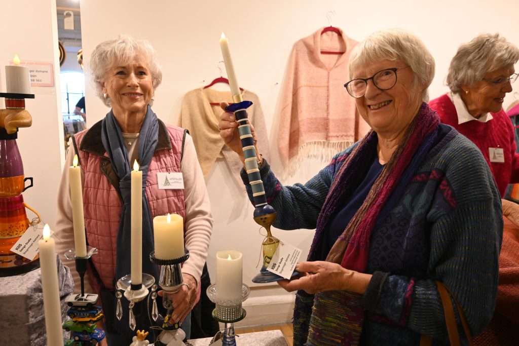 Førjulsmarkedet på Søgne gamle prestegård er kjempepopulært 2 Gerd Lillian Olsen kjøper en av lysestakene.