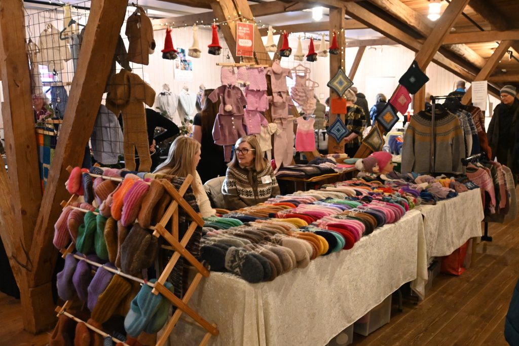 Førjulsmarkedet på Søgne gamle prestegård er kjempepopulært 8 Åse Lill Lunde Abusdal stiller ut strikkearbeider, sammen med datteren Synne Lunde Abusdal.