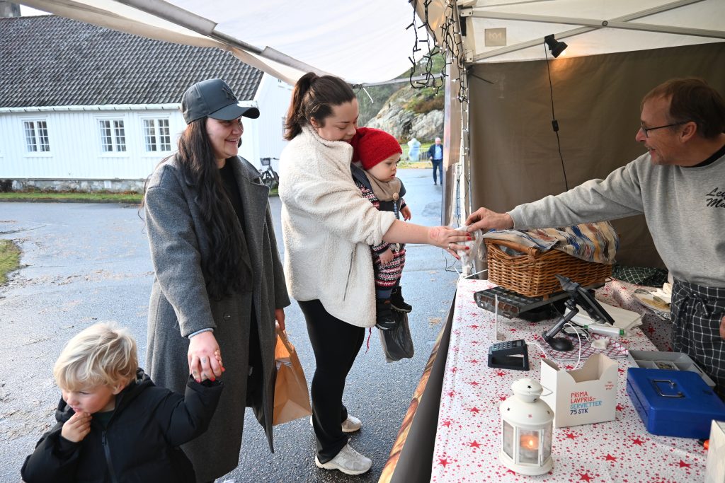 Førjulsmarkedet på Søgne gamle prestegård er kjempepopulært 1 Silje Bustad og sønnen Falk Bustad Hinna kjøper munker for å ha med hjem. Hun er sammen med venninnen Elisabeth Nielsen og sønnen Fidje.