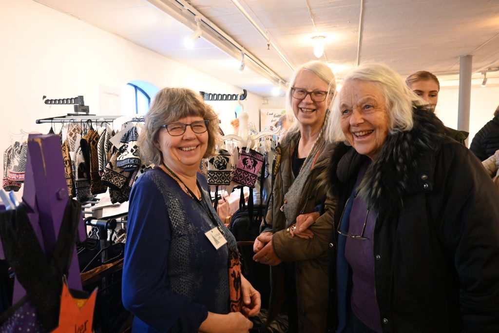 Førjulsmarkedet på Søgne gamle prestegård er kjempepopulært 7 Marit viser arbeidene til Kari Synnes og moren Inger Beate Synnes.