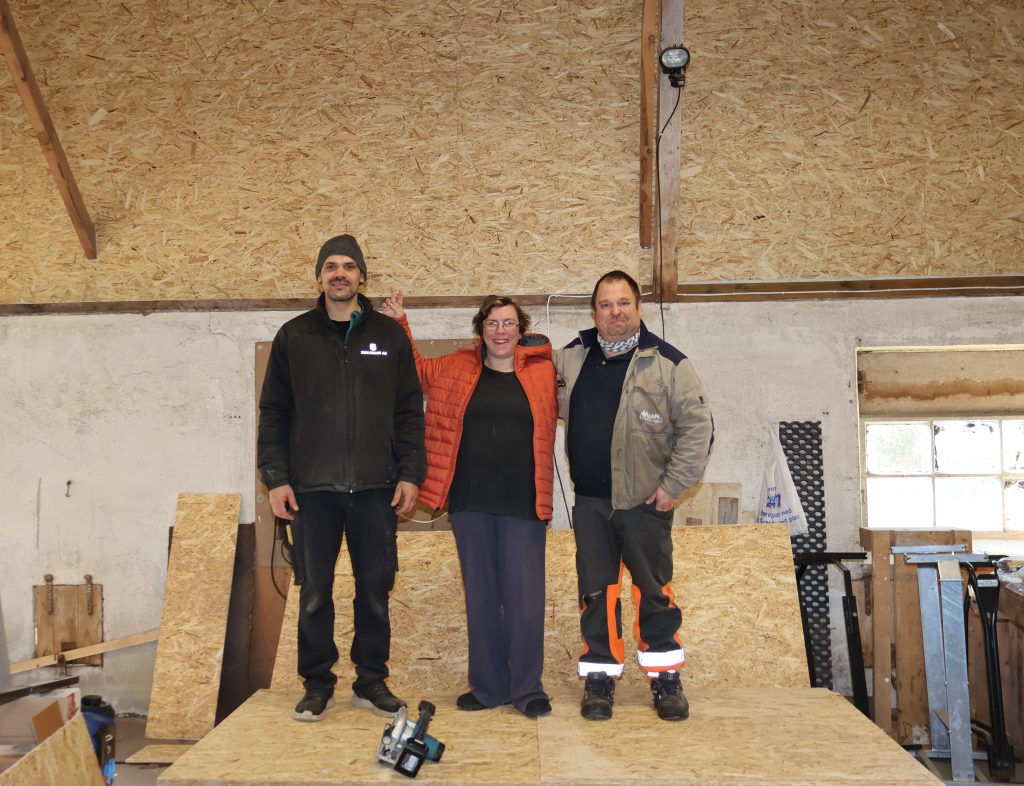 Beredskapslageret Skog & Varme i Finsland 4 Andreas, til venstre er snekker og jobber med å isolere det store låverommet for Marianne og Harry.