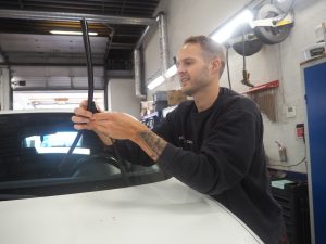 Erlend Halvorsen Hoem anbefaler gode vindusviskere vinterstid.