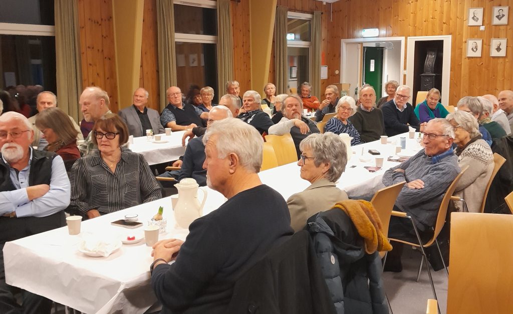 Rundt 70 personer kom og benket seg rund bordene på Finsland Historielags årsfest fredag 21. november. Foto: Anne Lise Riseng