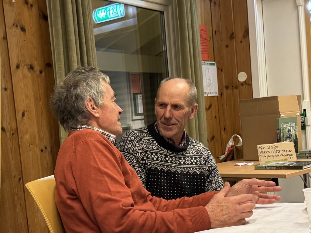 Pål Friis hadde tatt turen fra Vågsbygd til Finsland sammen med kona Eva Albert. Her i prat med Jon Grindland.