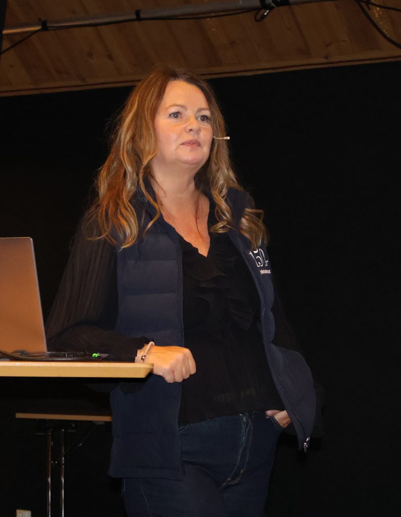 Fra slips til slippers 6 Kvinne står ved et bord.