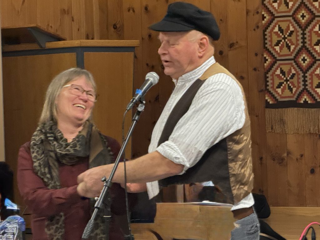 Svein Kleivane fikk med seg Ingebjørg H. Lidtveit under et av innslagene sine.