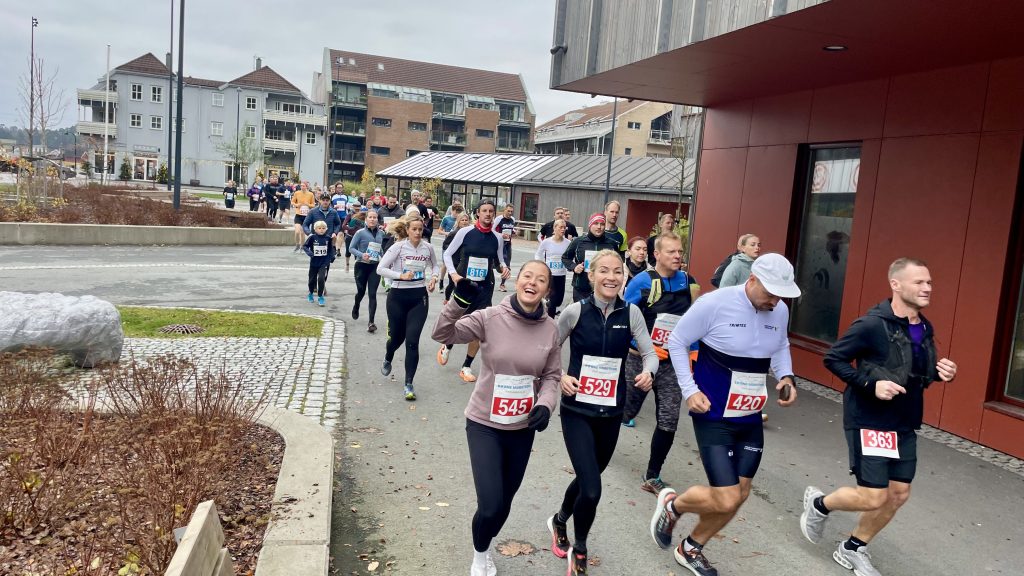 Nok et vellykket Morothon! 1 Glade løpere på vei gjennom Tangvall sentrum.