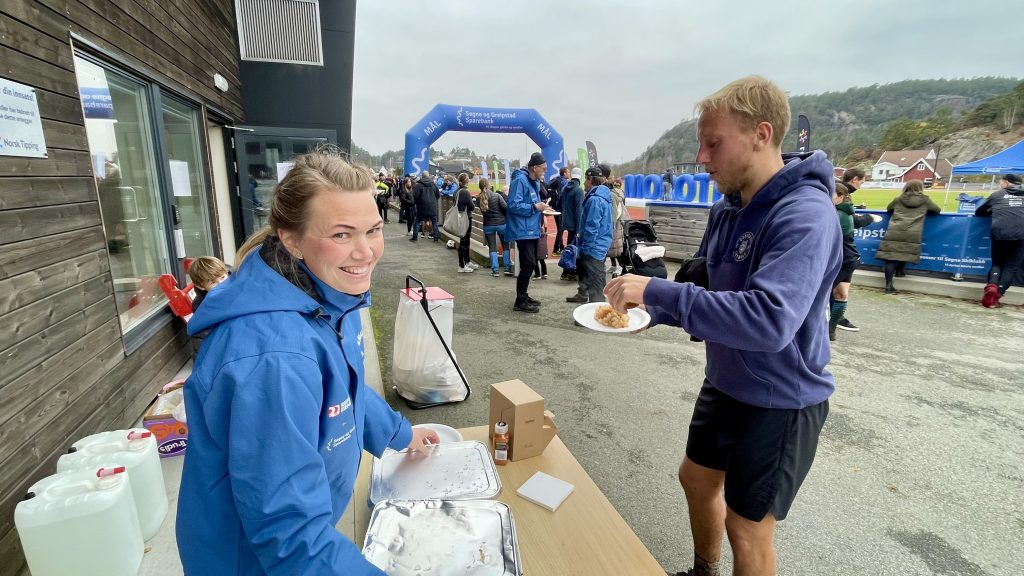 Nok et vellykket Morothon! 16 Stian Aamodt for seg en velfortjent porsjon lapskaus.