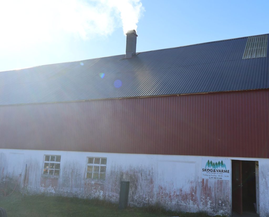 Beredskapslageret Skog & Varme i Finsland 5 Det ryker fra låven