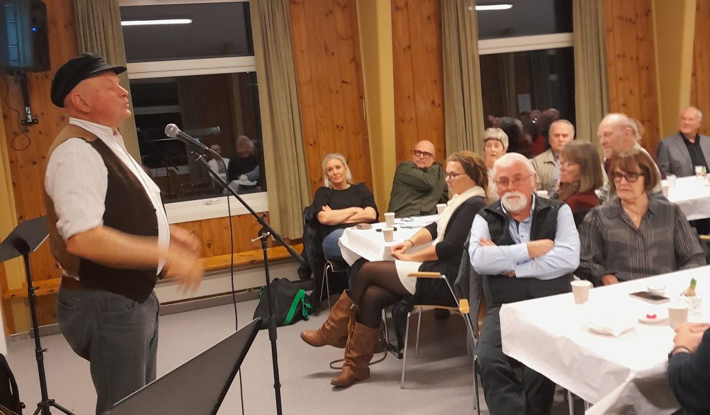 Svein Kleivane underholdt et lydhørt publikum. (Foto Torleiv Roland)