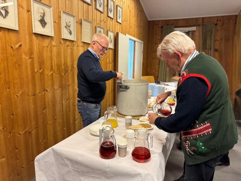 Knut Røysland sørget for at lapskaus ble delt ut, her til Olav Slottet.