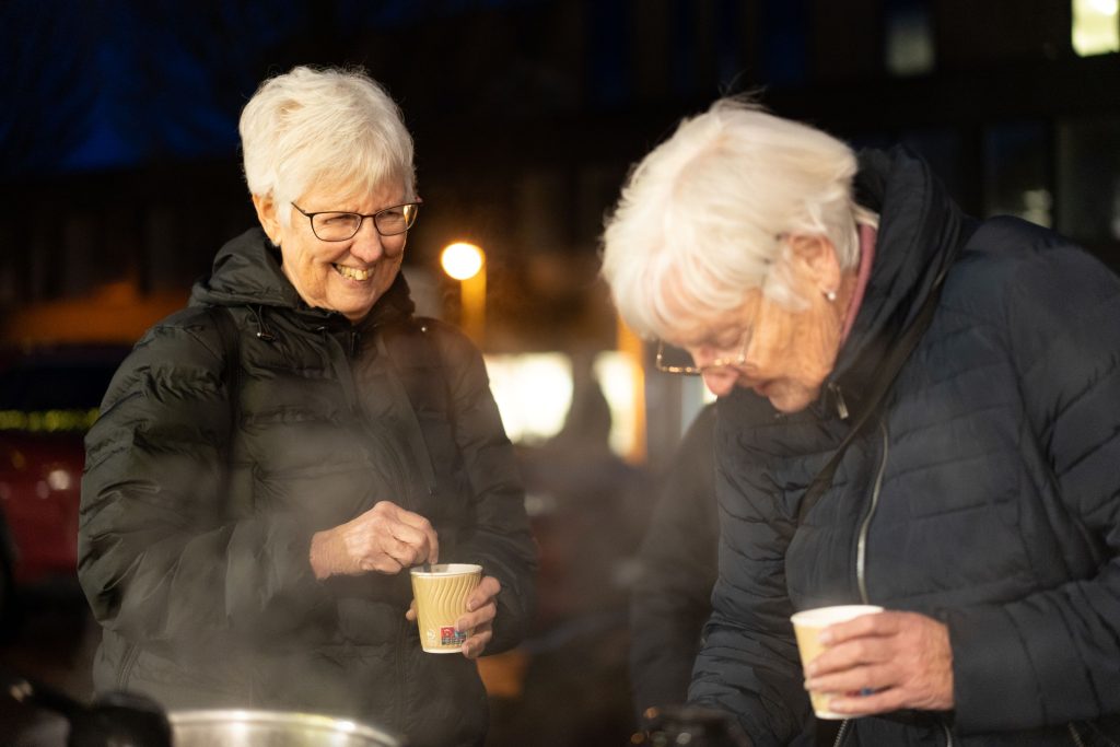 Tenning av julegrana på Tangvall 2025. Foto Gunstein Myre