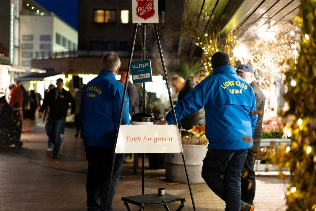 Tenning av julegrana på Tangvall 2025. Foto Gunstein Myre