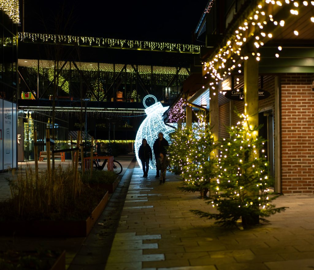 Tenning av julegrana på Tangvall 2025. Foto Gunstein Myre