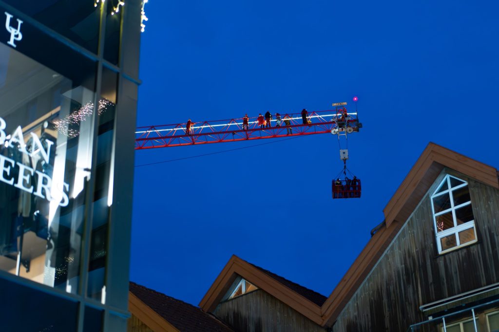 Tenning av julegrana på Tangvall 2025. Foto Gunstein Myre