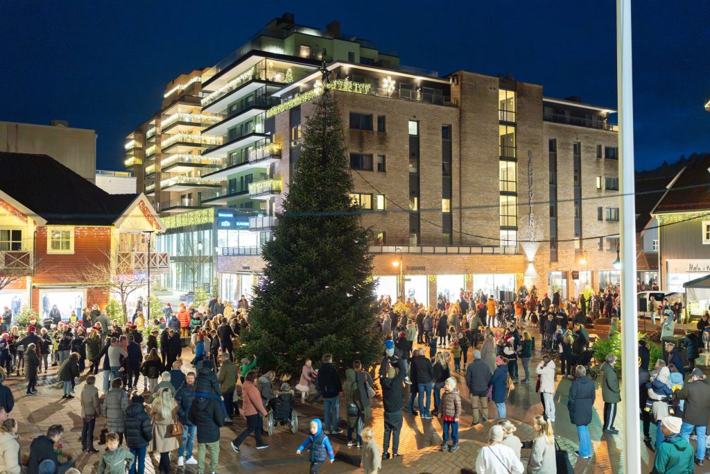 Tenning av julegrana på Tangvall 2025. Foto Gunstein Myre