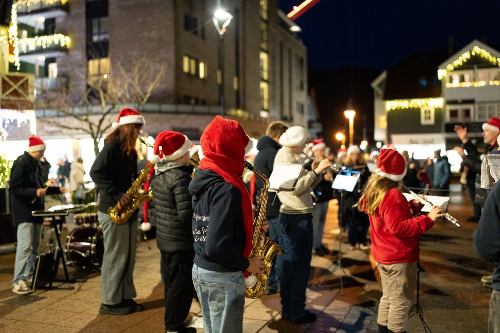 Tenning av julegrana på Tangvall 2025. Foto Gunstein Myre
