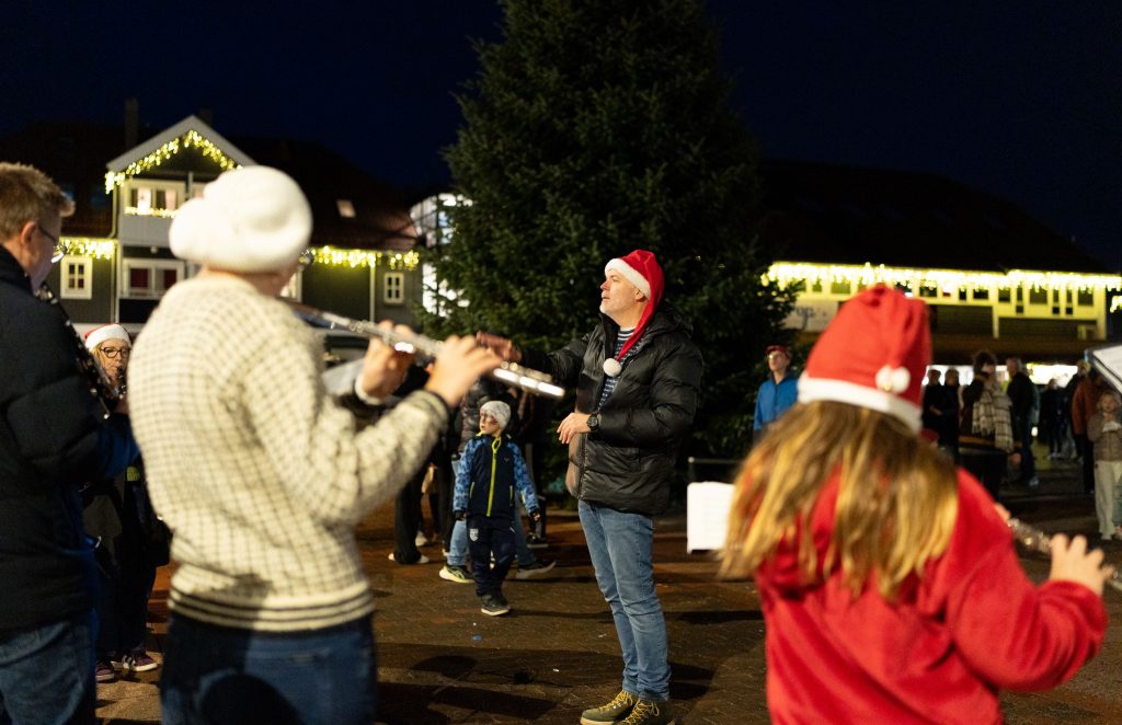 Tenning av julegrana på Tangvall 2025. Foto Gunstein Myre