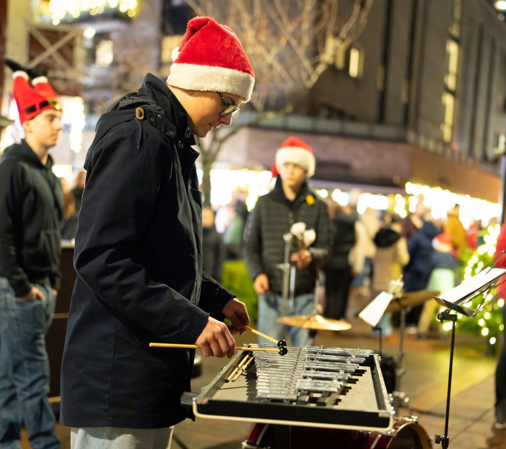 Tenning av julegrana på Tangvall 2025. Foto Gunstein Myre
