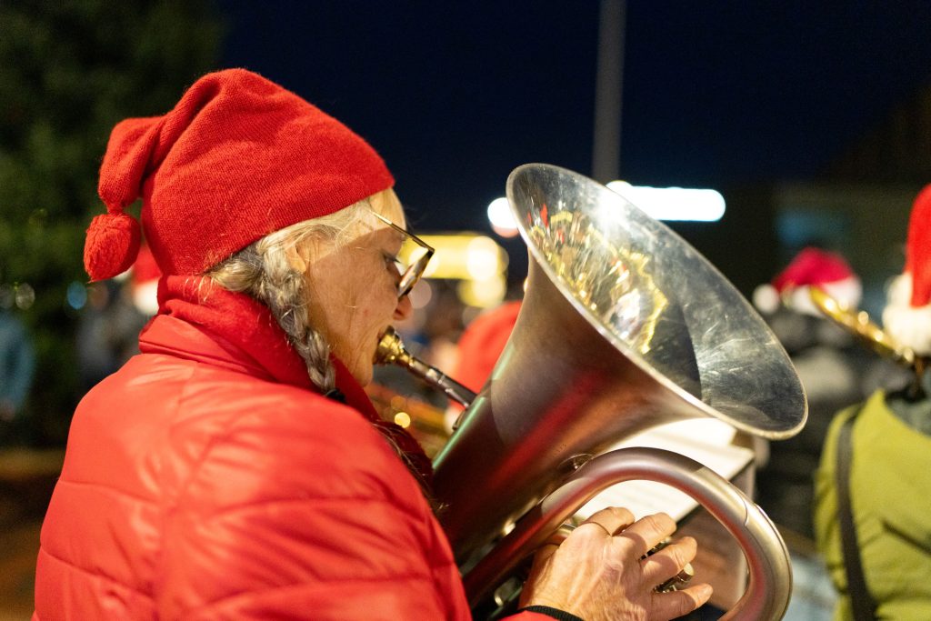 Tenning av julegrana på Tangvall 2025. Foto Gunstein Myre