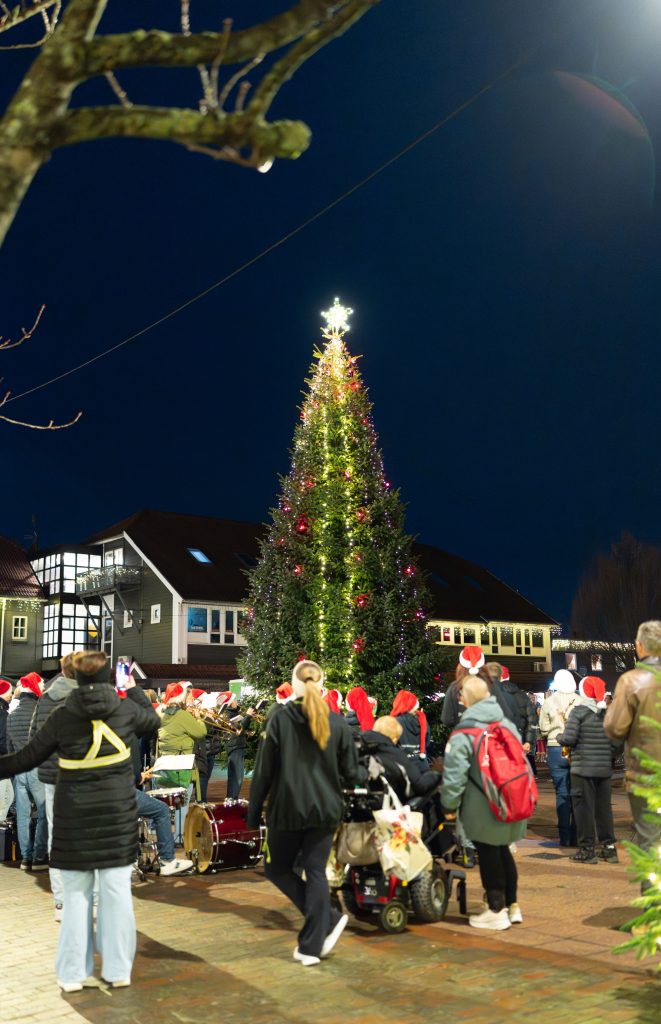 Tenning av julegrana på Tangvall 2025. Foto Gunstein Myre