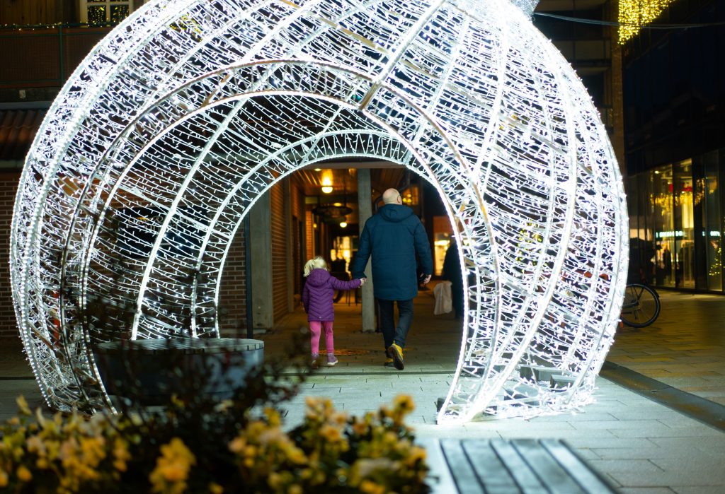 Tenning av julegrana på Tangvall 2025. Foto Gunstein Myre