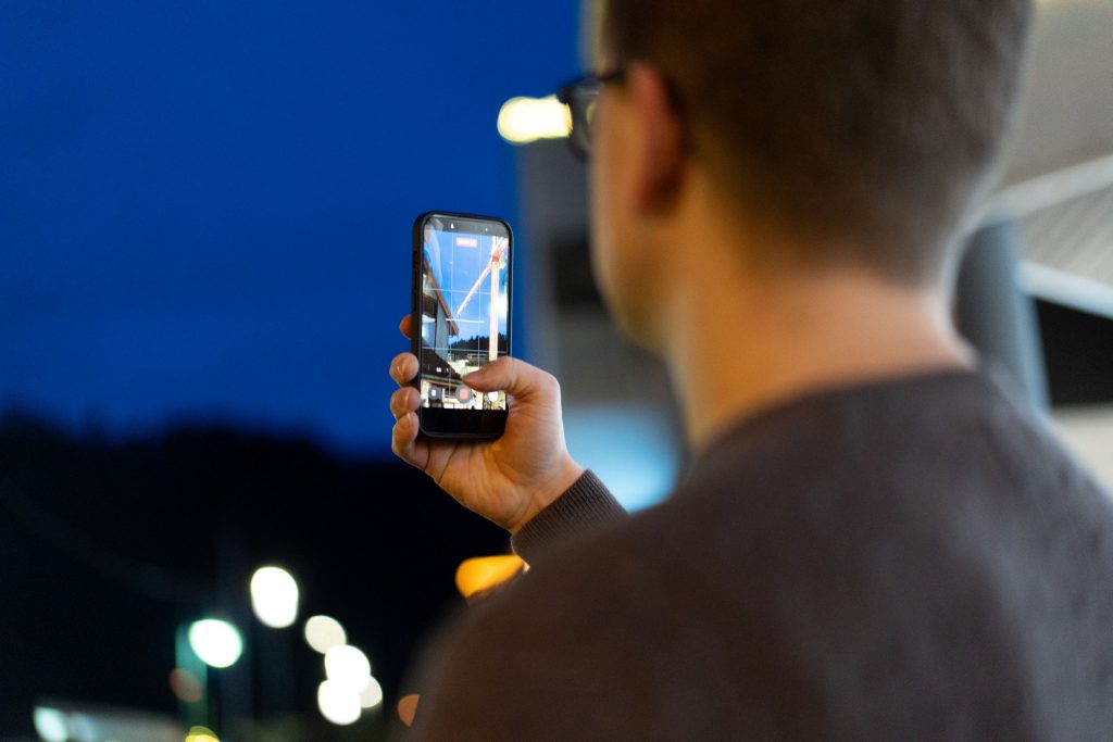 Tenning av julegrana på Tangvall 2025. Foto Gunstein Myre