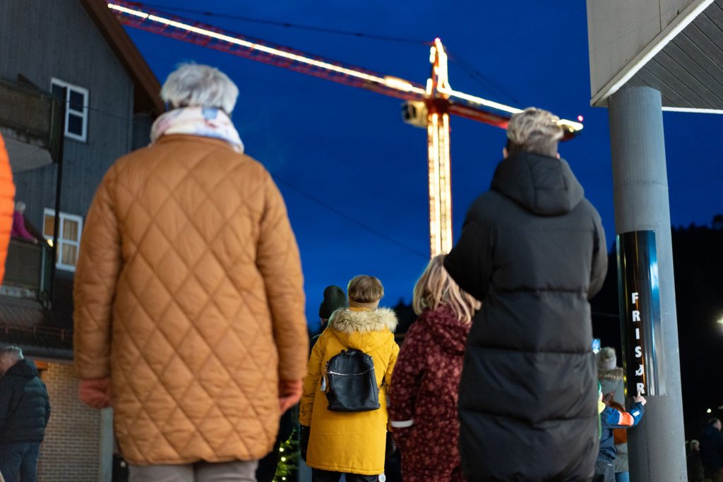 Tenning av julegrana på Tangvall 2025. Foto Gunstein Myre