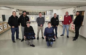 Nyhetsarkiv 4 Både unge og gamle skyttere. Fra venstre bak: Leder Espen Sivertsen, Robin Jensen, Preben Olger Olsen, styremedlem Roar Øverland, styremedlem Jon Harald Aalvik og Karl-Tallak Oxby. Foran sittende f.v. Arjen Holmen Jensen og Gabriel Olsen.