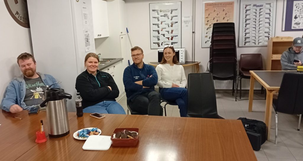 Ukjent idrettslag og sport i nærmiljøet? 3 Flere blide skyttere som venter på tur.