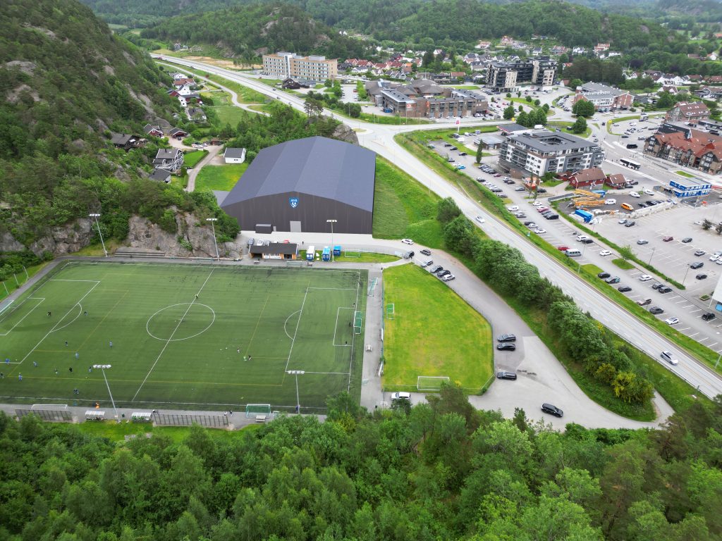 Illustrasjon av den nye fotballhallen. Laget av Stav arkitekter sør.