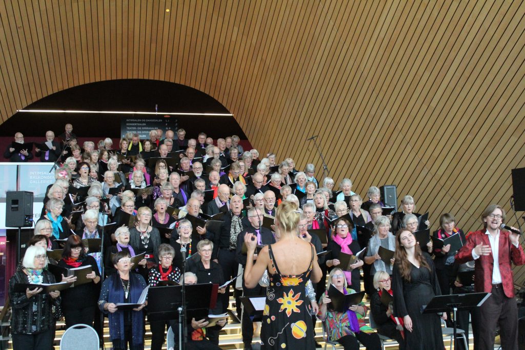 Her dirigerer Anne Sølvstrupene på Kilden. Foto Henriette Skjerdal Berge.