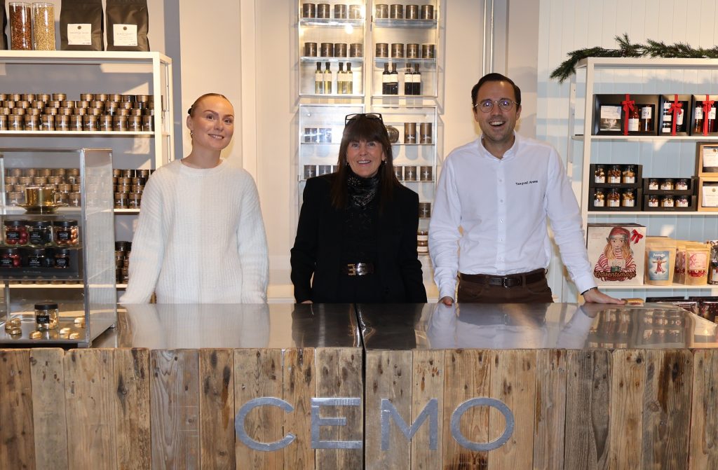 Førjulsstemning og langåpent på Tangvall! 4 Silje Hilton, markedsansvarlig for TangvallArena, Anne Thomassen i CEMO og senterleder Preben Thomassen inviterer til en nydelig førjulskveld for store og små på Tangvall!
