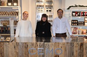 Silje Hilton, markedsansvarlig for TangvallArena, Anne Thomassen i CEMO og senterleder Preben Thomassen inviterer til en nydelig førjulskveld for store og små på Tangvall!