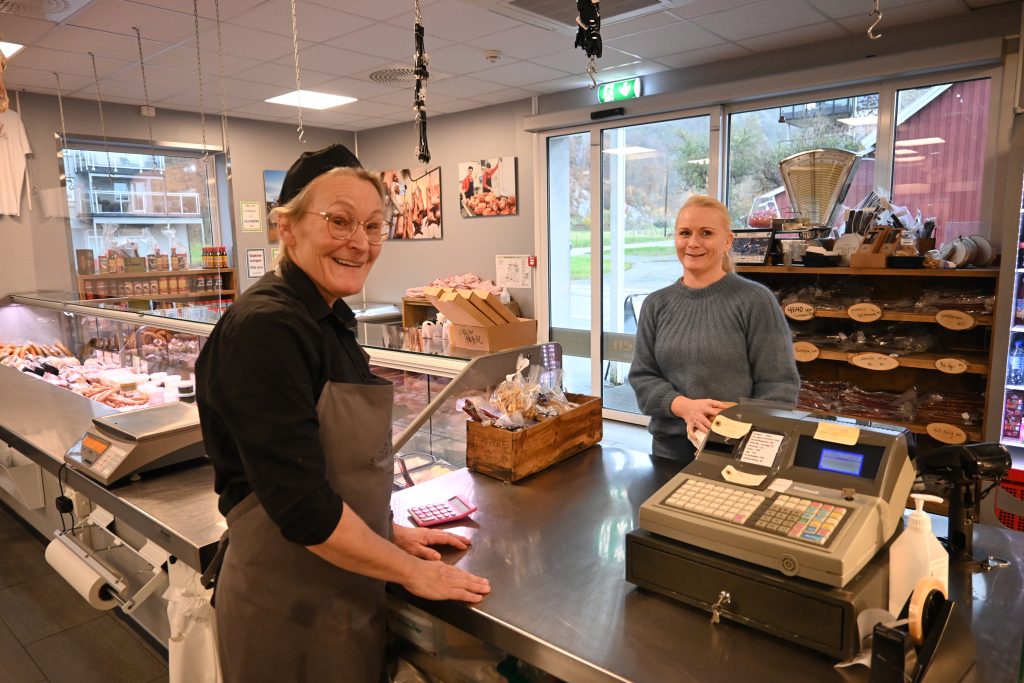 Julemat hos Slakteren i Søgne 3 Gunn Marit Haugen kjøper kjøttpudding av Eva Lund.
