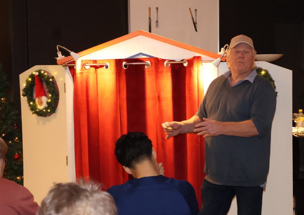 Fra murer til dukketeater 1 Dukketeatersjef Øystein Tobiassen ønsker velkommen til åpningen av dukketeateret!