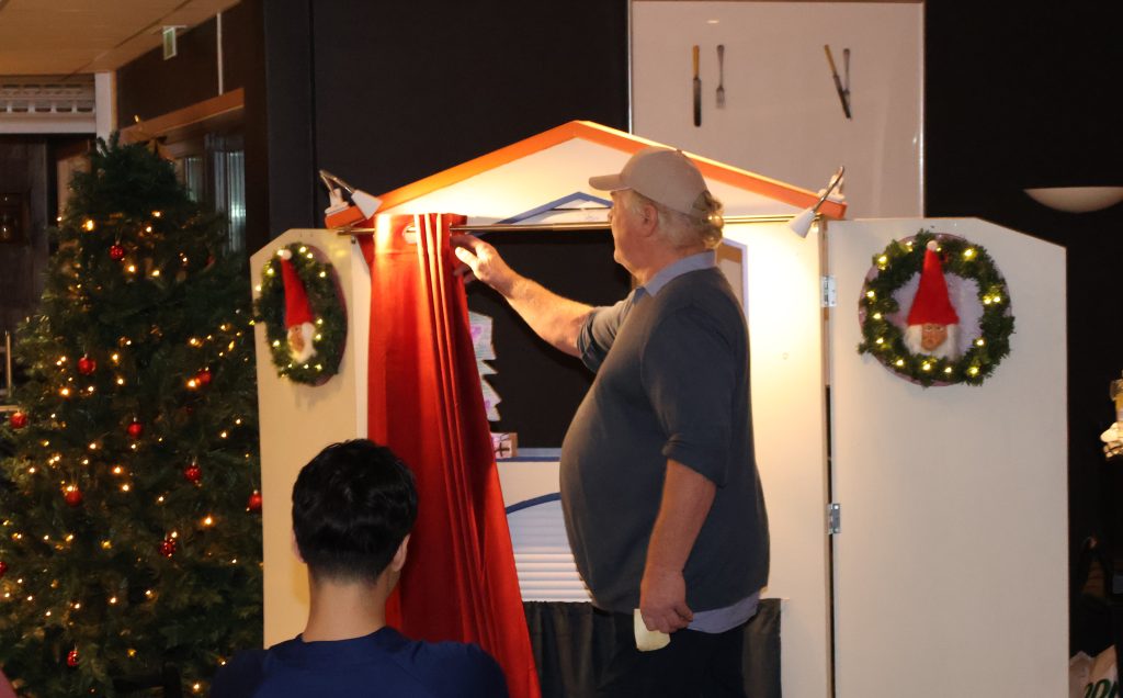 Fra murer til dukketeater 2 Sceneteppet dras fra til første forestilling!