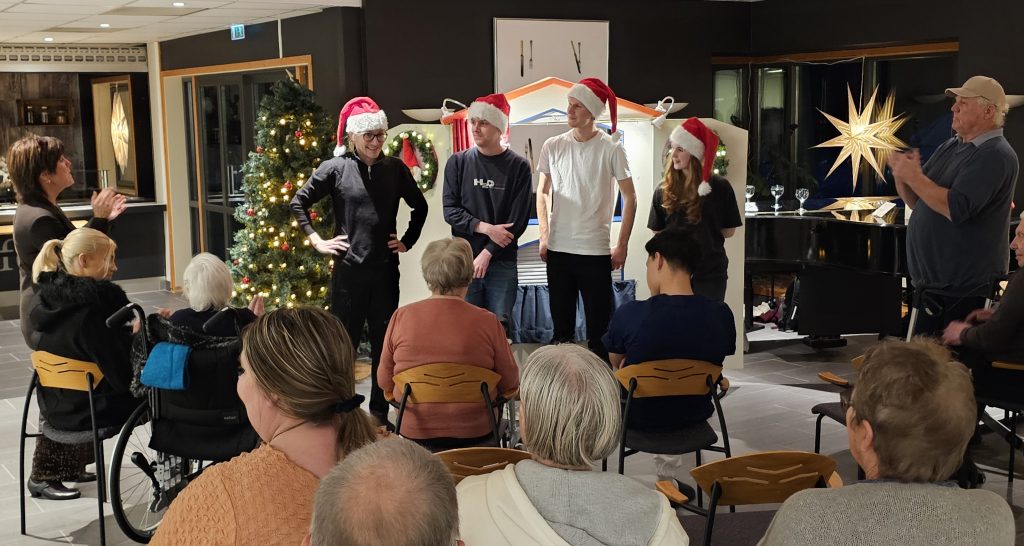 Fra murer til dukketeater 4 Applaus og takk til skuespillerne!