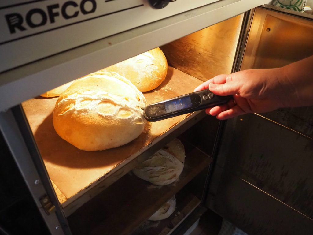 Bakstebua i Askekjerran 6 Steketermometer må til for å sjekke at brødene er ferdigstekt.