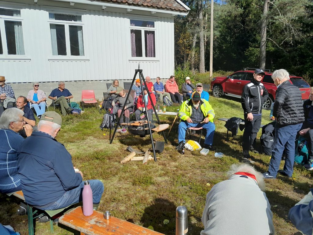 Nytt medlem - Finsland historielag! 2 God stemning da historielaget og soknerådet arrangerte tur og samling utenfor og inne i den gamle skolestova på Fløystøl tidligere i høst. Foto: Historielaget