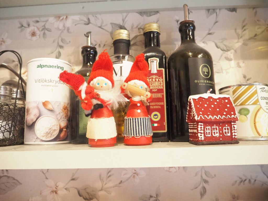 Bakstebua i Askekjerran 1 Smånisser følger med på bakeprosessen fra hylla.